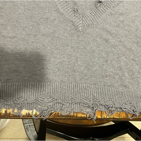 Wild Honey v-neck, distressed & cropped sweater, gray, size M, cozy and cute fit - Picture 4 of 7